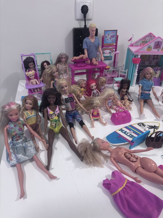 Grande lote de bonecas tipo Barbie + casa e acessórios