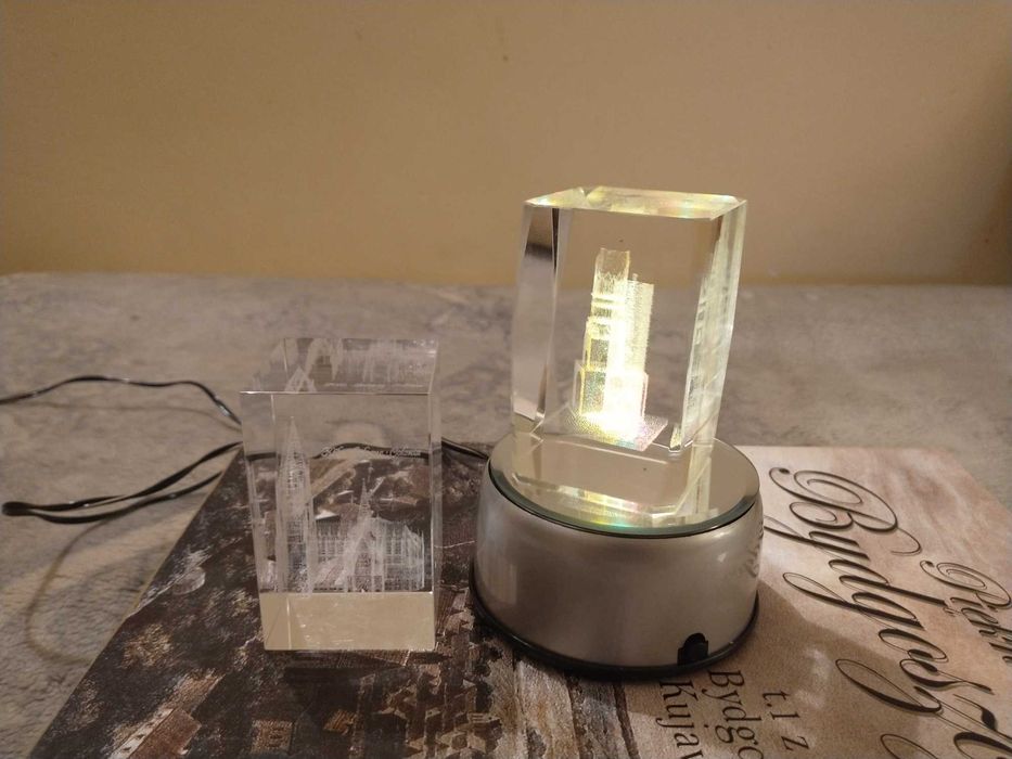 Podstawka z 4 diodami LED + 3D Laser kryształowy 2 sztuki