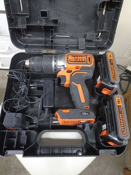 Aparafusadora Black + Decker completa
