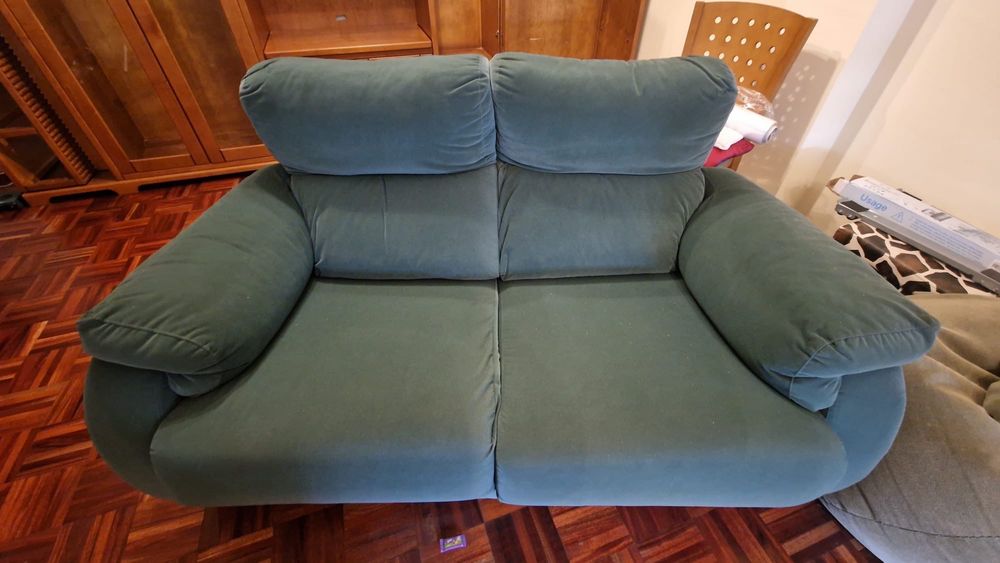 1 sofá de três lugares (com cama) +1 sofá de dois lugares