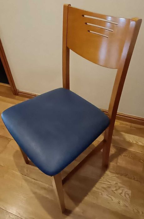 Cadeira - acento azul em madeira