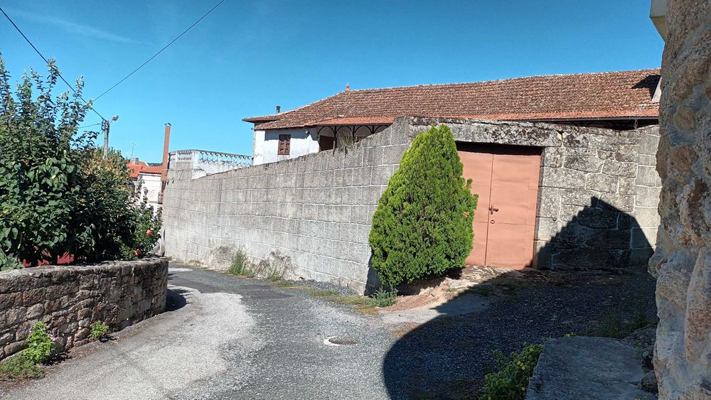 Vende-se moradia no centro de Rebordelo (Bragança)