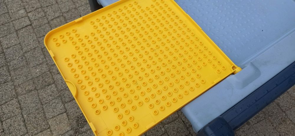 stolik dla dziecka z możliwością doczepiania klocków Lego Duplo