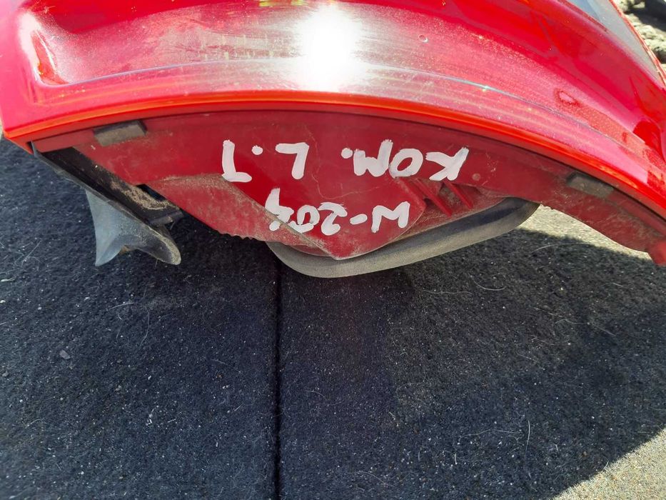 Mercedes W204 kombi lewa tylna lampa
