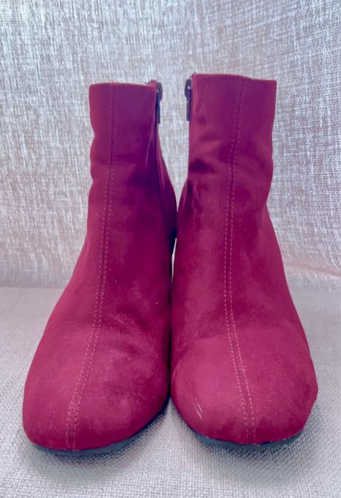 Botins bordeuax e salto dourado