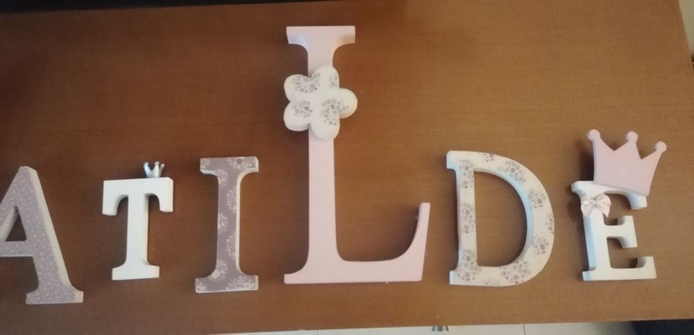 Letras de madeira decorativas com o nome Matilde