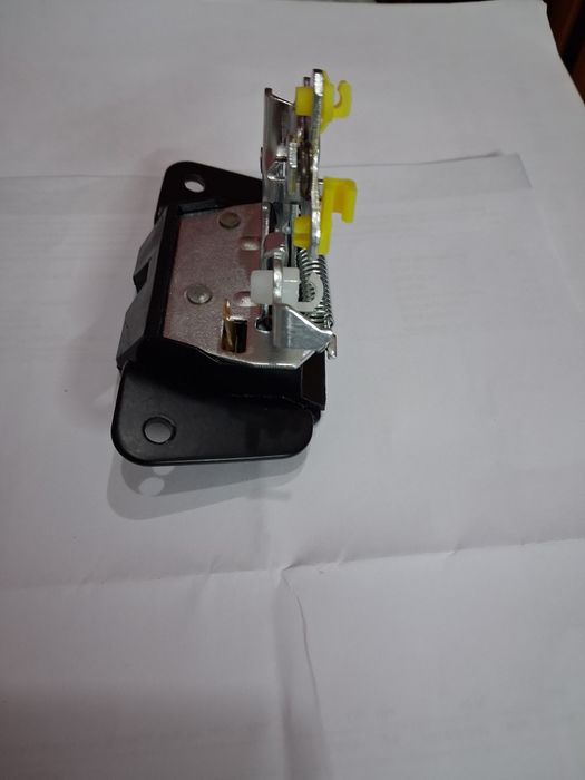 Fechadura tampa Mitsubishi  L400