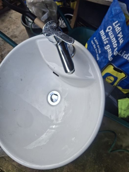 Lavatório  redondo com torneira