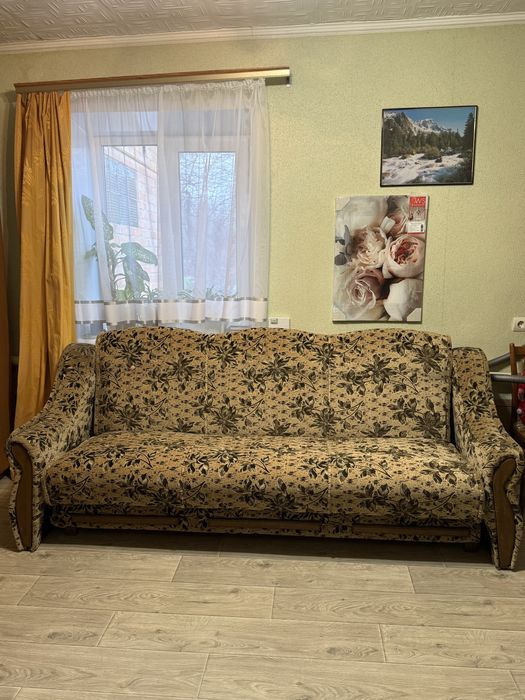 Продам комплект меблів диван, два крісла, пуфи