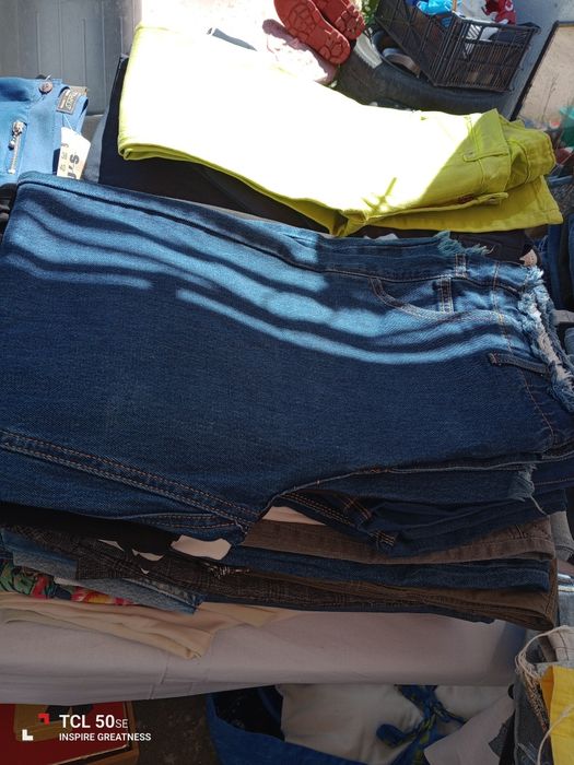Lotes de calças semi novas vários tamanhos 20 pares de calças 15€