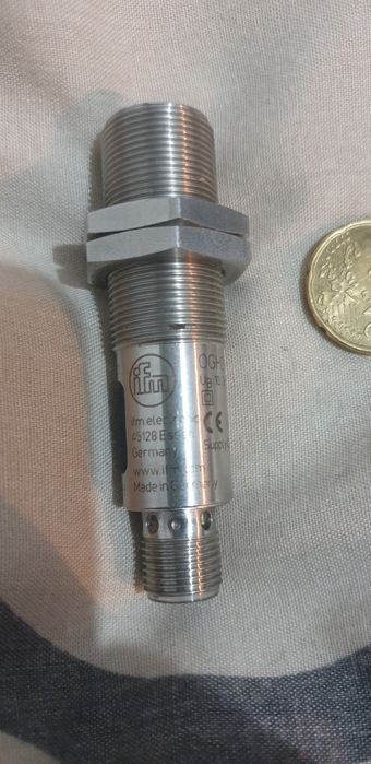 Sensore de reflexão difusa com supressão de fundo IFM