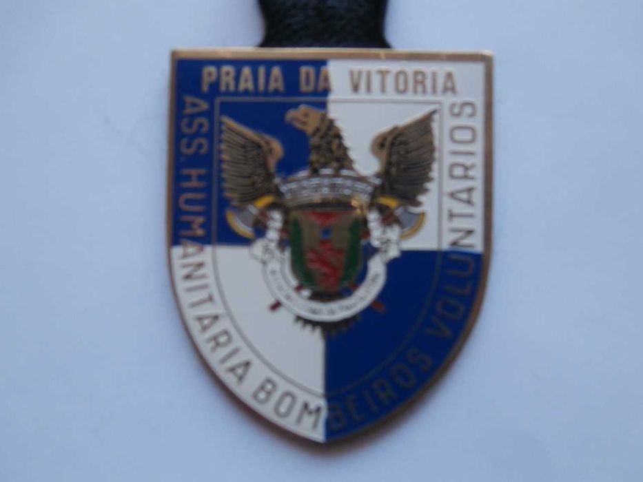 Vários  crachás de bombeiros