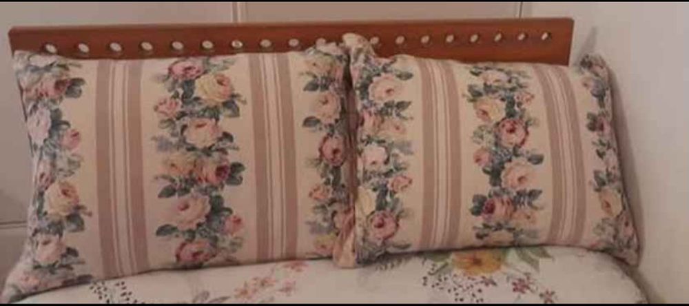 Conjunto de 2 almofadas reversíveis + 1 capa de almofada + 2 cortinados  18€
