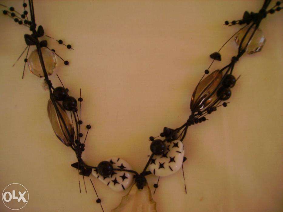 Colar Preto com vários materiais, moderno!