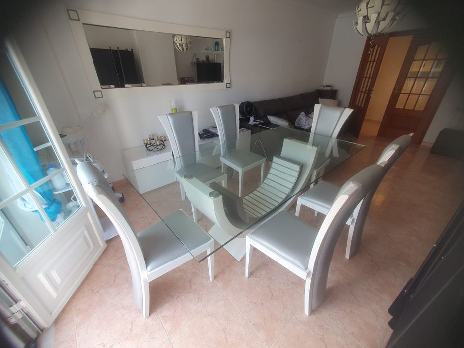 Mobília de sala de jantar - Mesa + 6 cadeiras e Aparador
