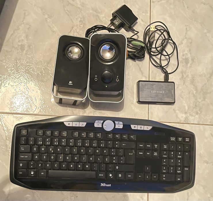 Logitech Tower Elements and Speakers423919680750899201