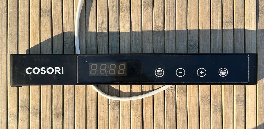 Tylny panel metalowy z przewodem