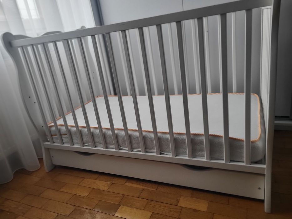 Łóżeczko dziecięce  białe