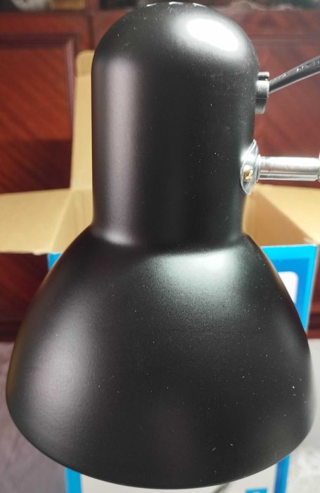 Настільна лампа на підставці зі струбциною, металева та надійна.