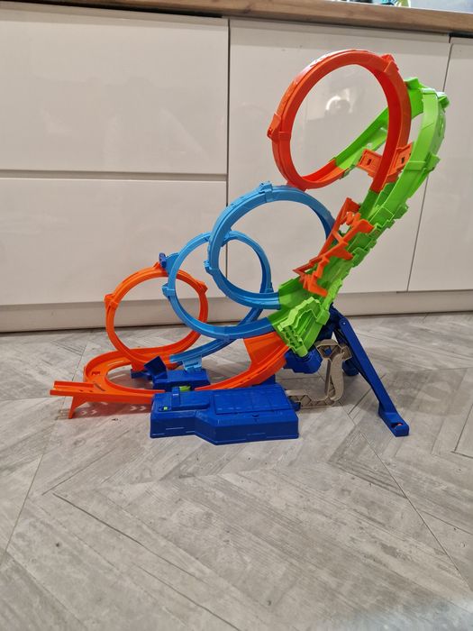 Tor Hot Wheels poczwórna pętla kraks
