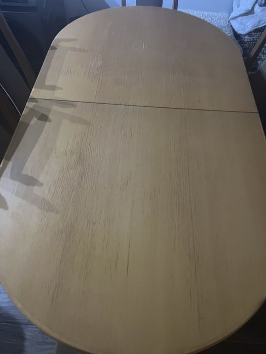 Stół kuchenny razem ze krzesłami