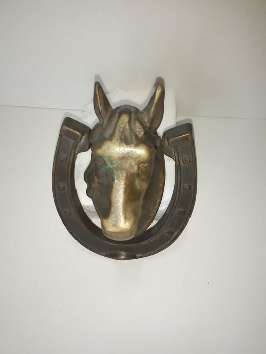 Batente de porta, em forma de cabeça de cavalo e ferradura, em latão