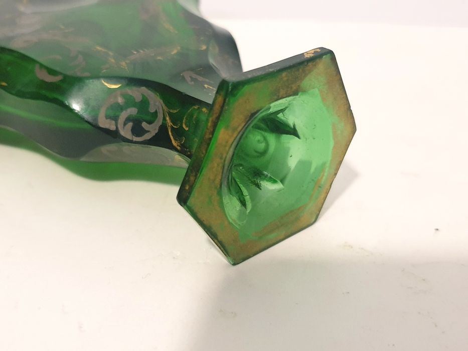 Fantástico frasco de perfume antigo em vidro esmerald Moser Bohemia?
