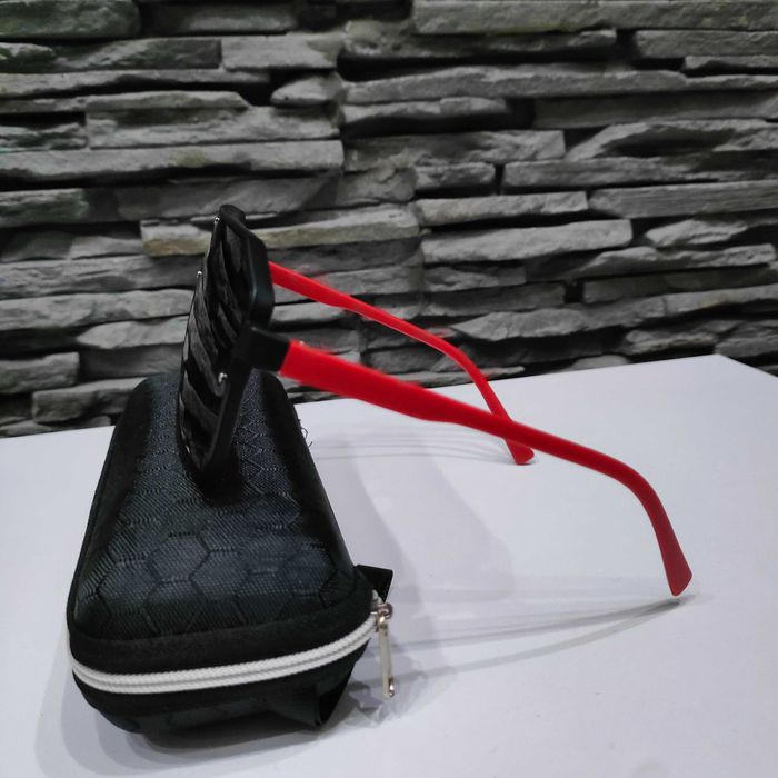 Nowe okulary z etui przeciwsłoneczne