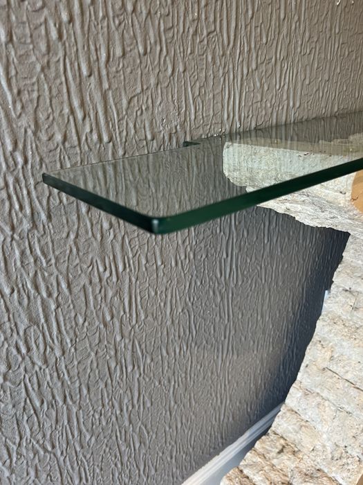 Consola de pedra e vidro