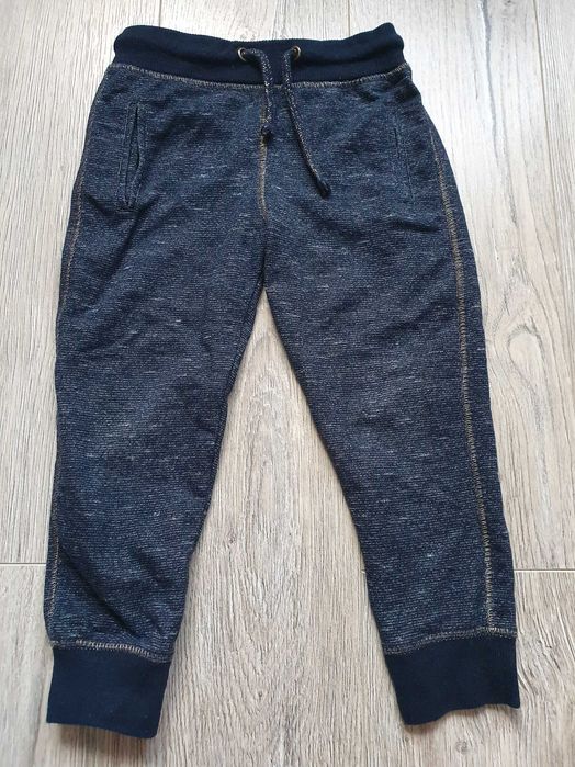 Dziewczęce spodnie dresowe Pepco rozmiar 98
