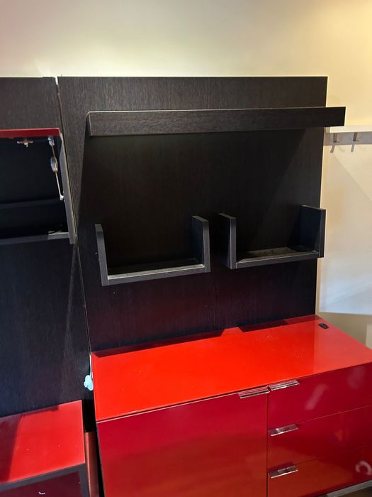 Mobilia de sala vermelha