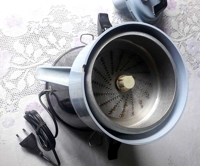 Соковыжималка антикварная, СССР, требует ремонта.