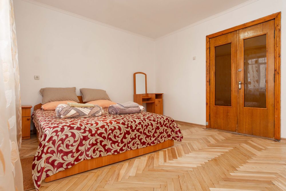 ВІЛЬНА. ТЕПЛО завжди . Подобово,2-х. кімнатна Читай опис.