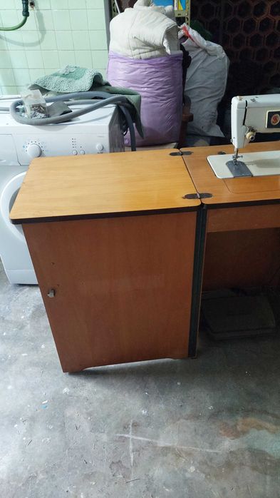 Máquina de costura Singer com armário