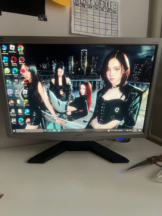 Компьютер , системный блок монитор и клавиатура