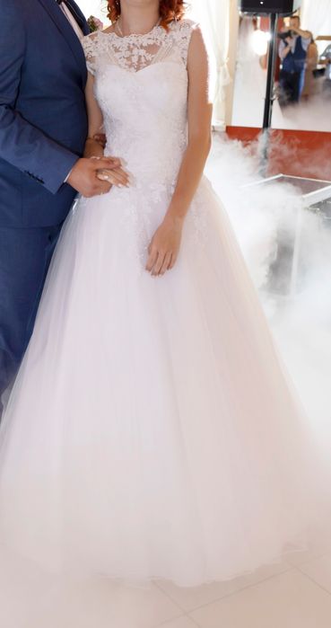 Suknia ślubna z welonem