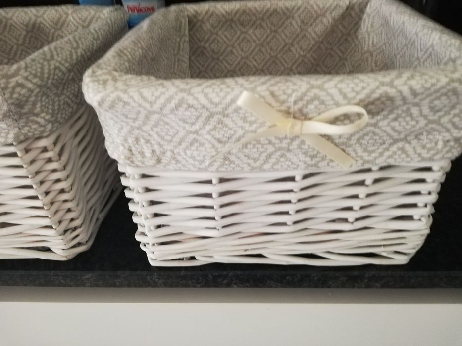 Dois cestos em verga branca