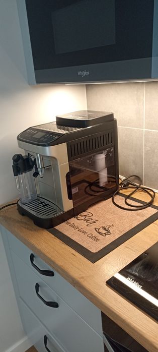 DeLonghi ECAM 310.8 - idealny stan, gwarancja, 1 kg. kawy LAVAZZA