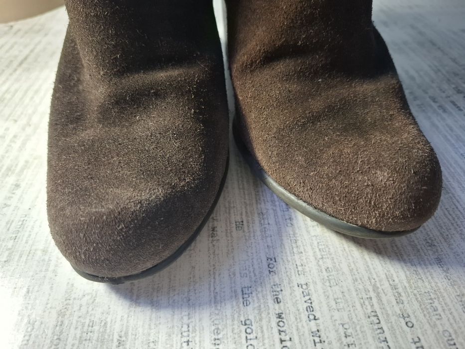 Brązowe zamszowe botki Hilfiger Denim na słupku