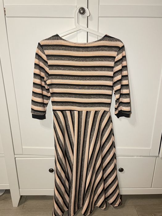 Dzianinowa kolorowa sukienka w paski Reserved do połowy łydki S 36