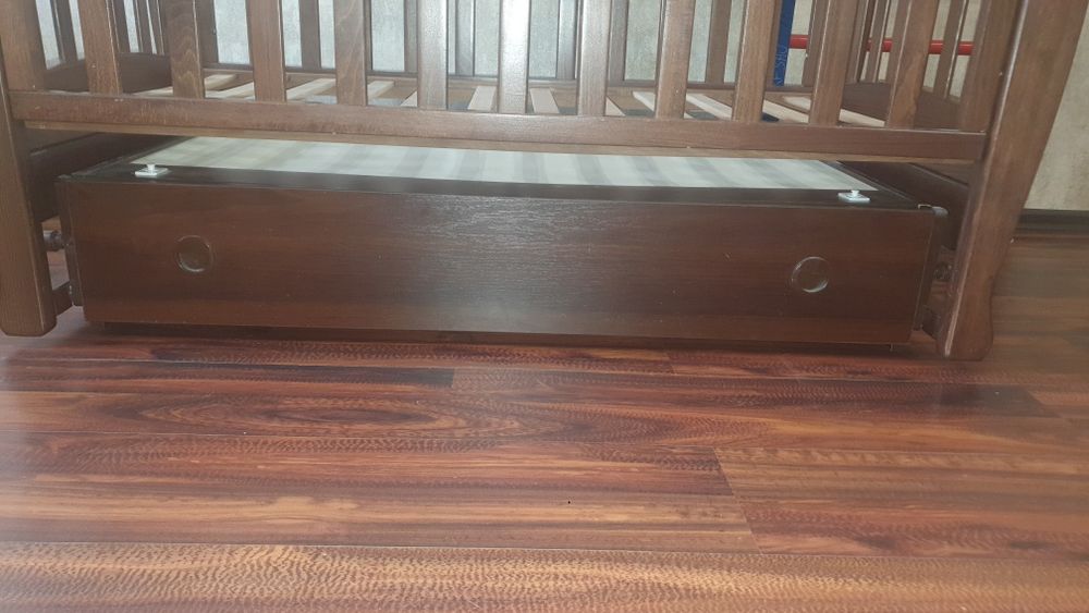 Дитяче ліжечко з маятником та ящиком + матрас, колір оріх Veres