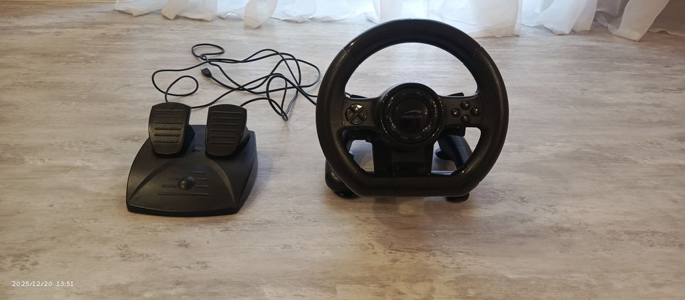 Ігровий руль з педалями