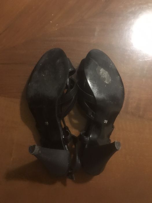 Sapatos pretos novos
