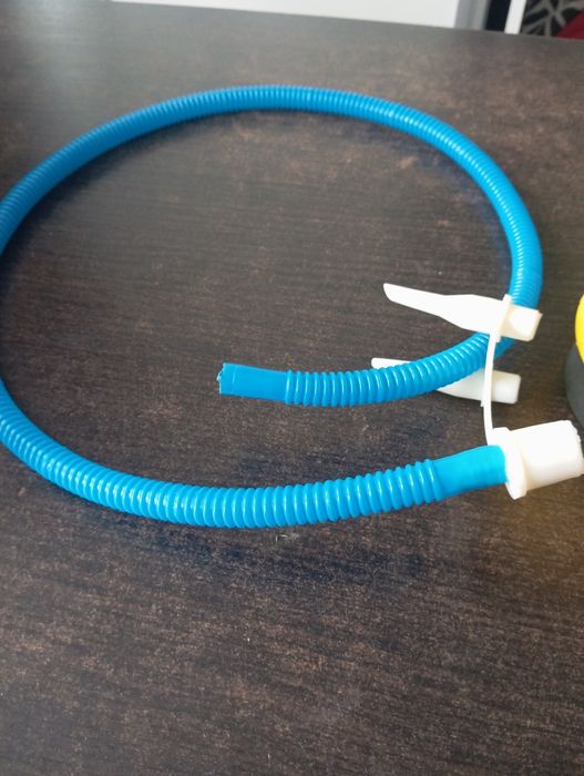 Pompka ręczna np do materacy