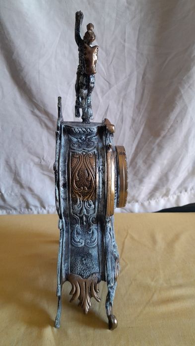 Relógio antigo em metal