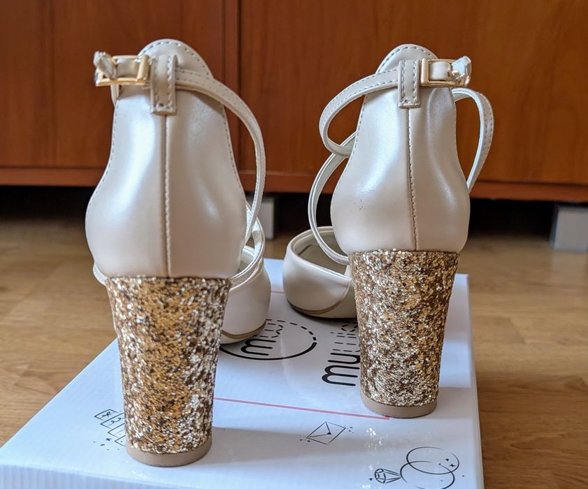 Skórzane buty My Wish – nowe, kremowe ze złotym akcentem