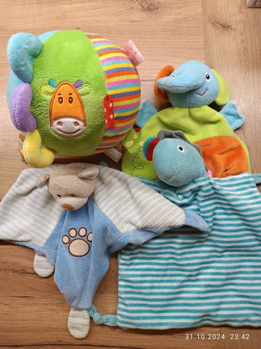 Przytulanki i piłka pluszowa