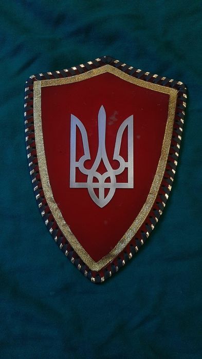 Герб тризуб на шите