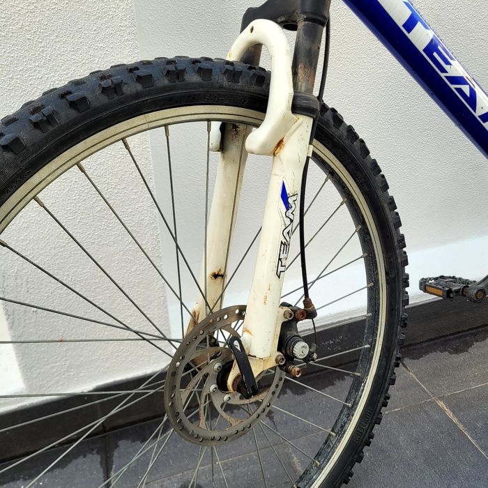 2 bicicletas, uma btt e uma dirt bike