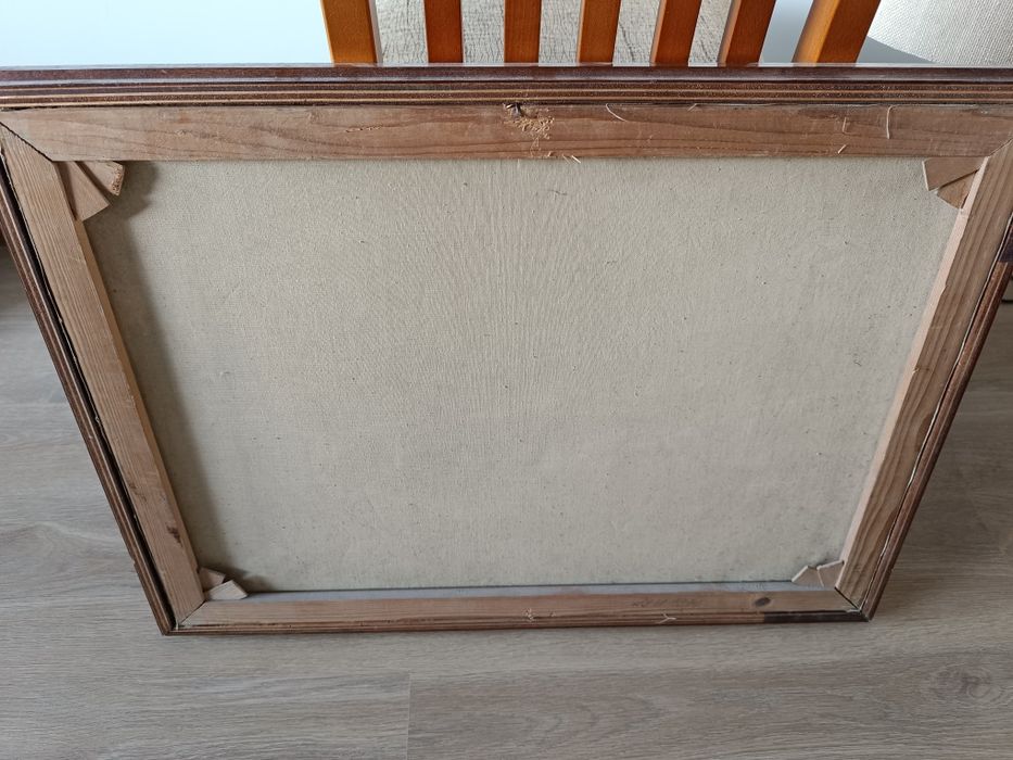 Obrazy olejne na płótnie i węzły marynarskie w gablocie